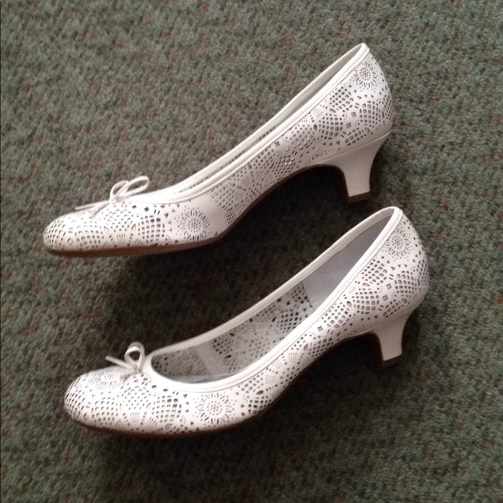 BCBG girls white lace design leather shoes Sz 11 - Picture 3 of 8